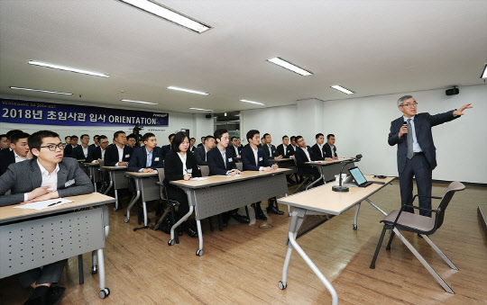 유창근 현대상선 사장이 지난 3일 부산 트레이닝센터에서 초임사관을 대상으로 특강을 진행하고 있다. <현대상선 제공>